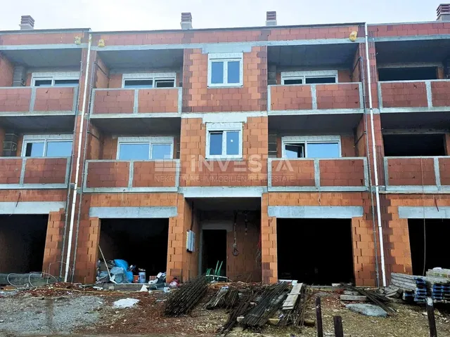 Kuhinja; kuhinjski aparati, drveni pod, prirodno svjetlo, moderni stil