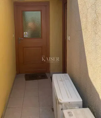 Cucina; elettrodomestici, pavimento in legno, luce naturale, stile moderno