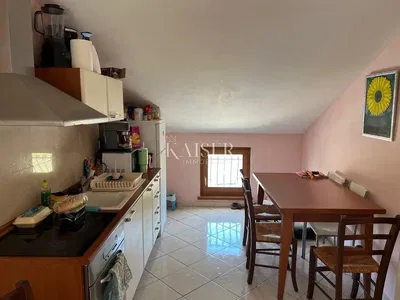 Cucina; elettrodomestici, pavimento in legno, luce naturale, stile moderno