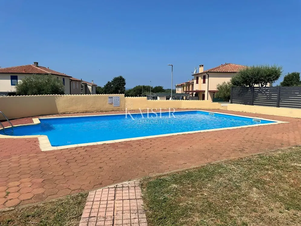 Cucina; elettrodomestici, pavimento in legno, luce naturale, stile moderno