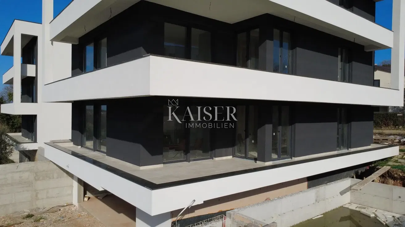 Cucina; elettrodomestici, pavimento in legno, luce naturale, stile moderno