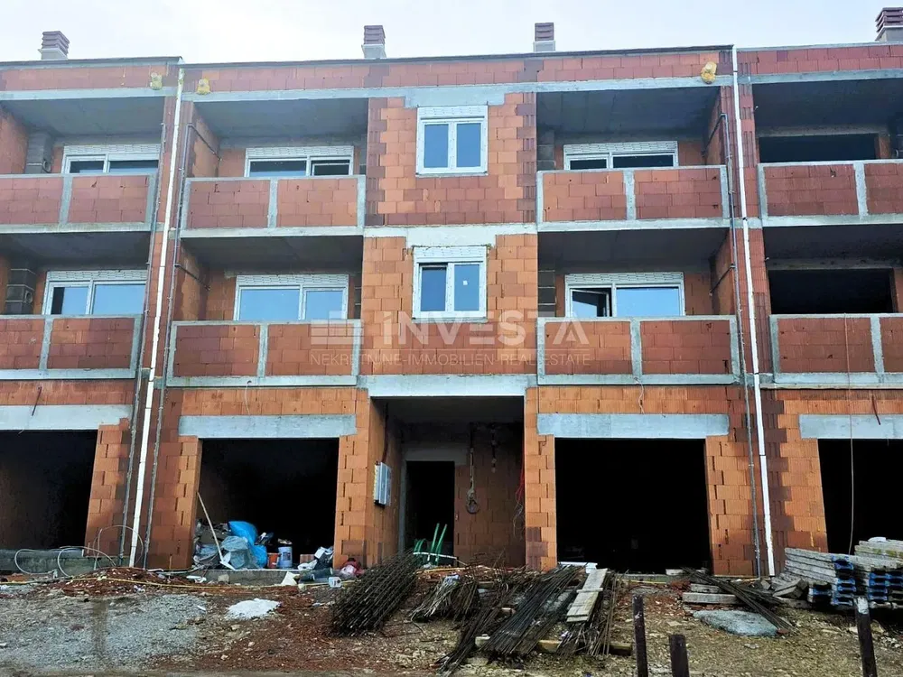 Kuhinja; kuhinjski aparati, drveni pod, prirodno svjetlo, moderni stil