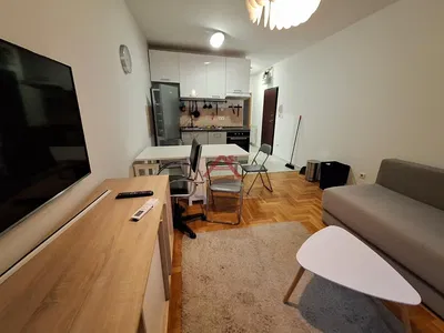 Kuhinja; kućanski aparati, drveni pod, prirodna svjetlost, moderan stil