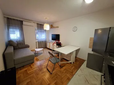 Kuhinja; kućanski aparati, drveni pod, prirodna svjetlost, moderan stil