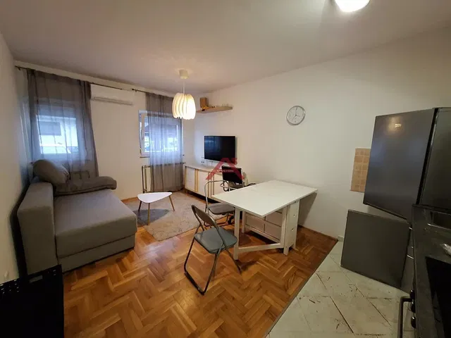 Kuhinja; kućanski aparati, drveni pod, prirodna svjetlost, moderan stil