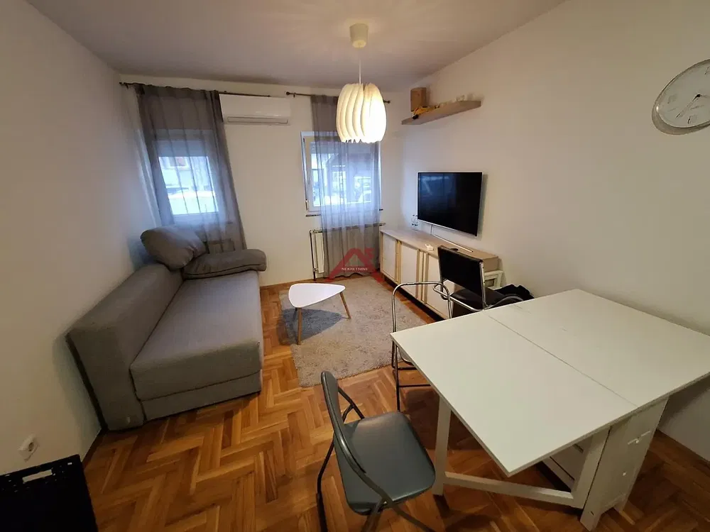 Kuhinja; kućanski aparati, drveni pod, prirodna svjetlost, moderan stil