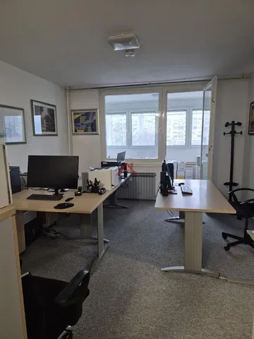 Kuhinja; kućanski aparati, drveni pod, prirodna svjetlost, moderan stil