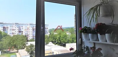 Kuhinja; kućanski aparati, drveni pod, prirodna svjetlost, moderan stil