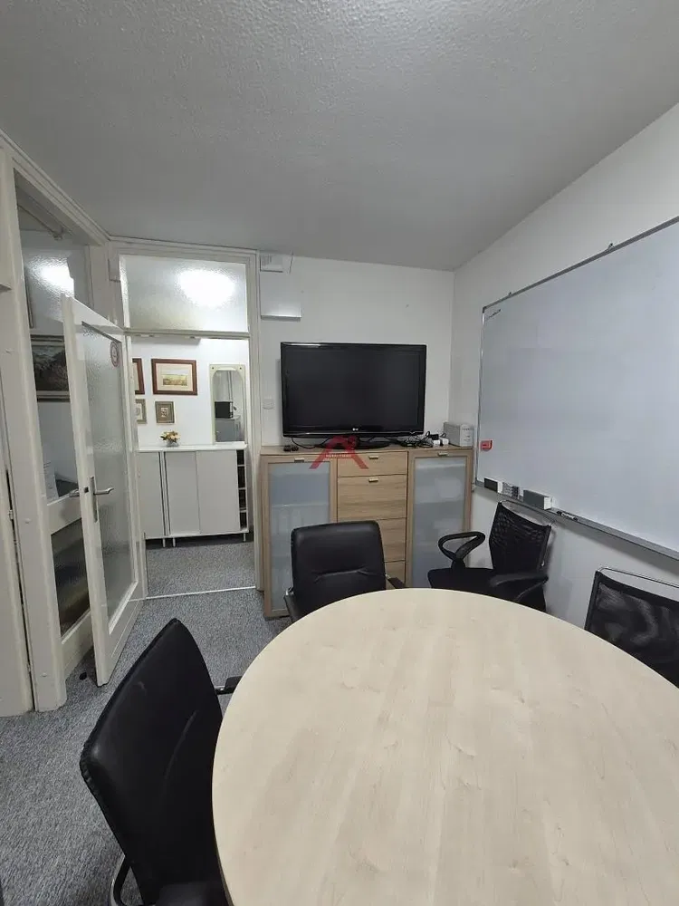 Kuhinja; kućanski aparati, drveni pod, prirodna svjetlost, moderan stil