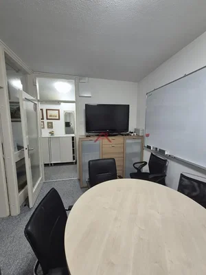 Kuhinja; kućanski aparati, drveni pod, prirodna svjetlost, moderan stil