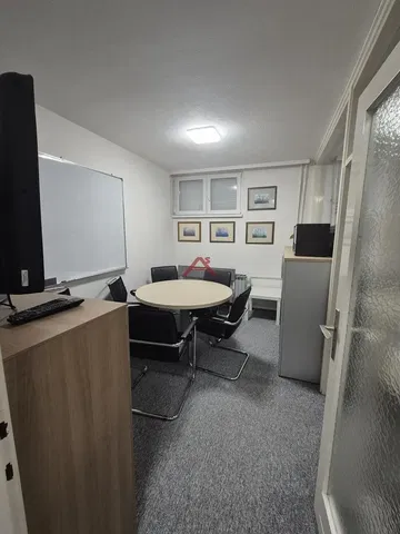 Kuhinja; kućanski aparati, drveni pod, prirodna svjetlost, moderan stil