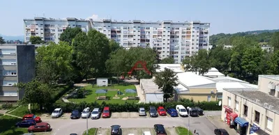 Kuhinja; kućanski aparati, drveni pod, prirodna svjetlost, moderan stil