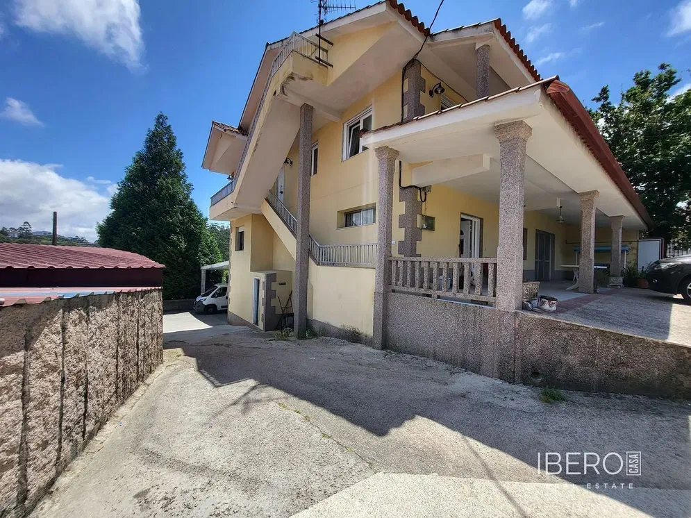 Mutfak; mutfak aletleri, ahşap zemin, doğal ışık, modern stil