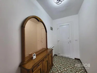 Oturma odası; ahşap zemin, doğal ışık, modern stil, yüksek tavan