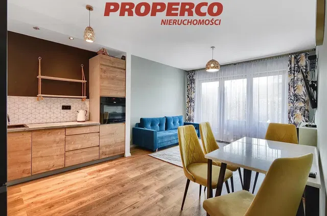 Mutfak; mutfak aletleri, ahşap zemin, doğal ışık, modern stil