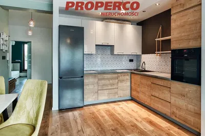 Mutfak; mutfak aletleri, ahşap zemin, doğal ışık, modern stil