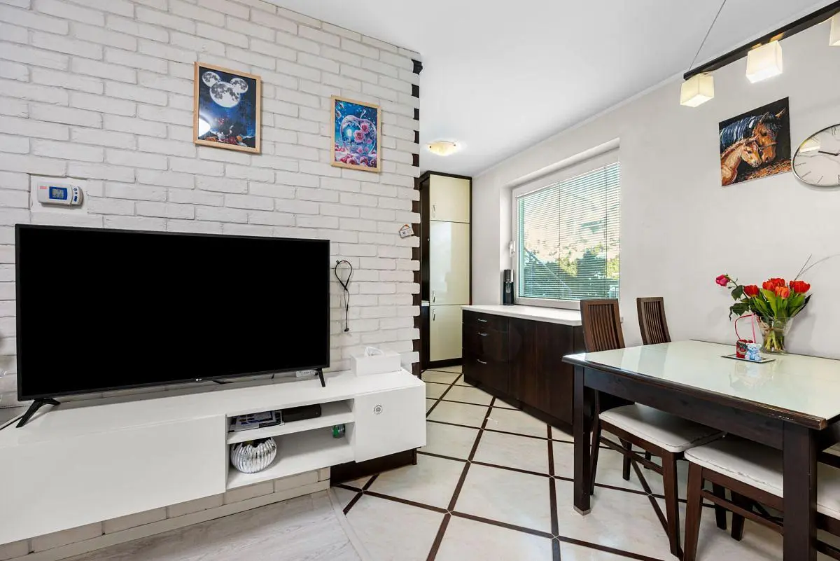 Кухиња; кухињски апарати, плочице, природно светло, модерни стил