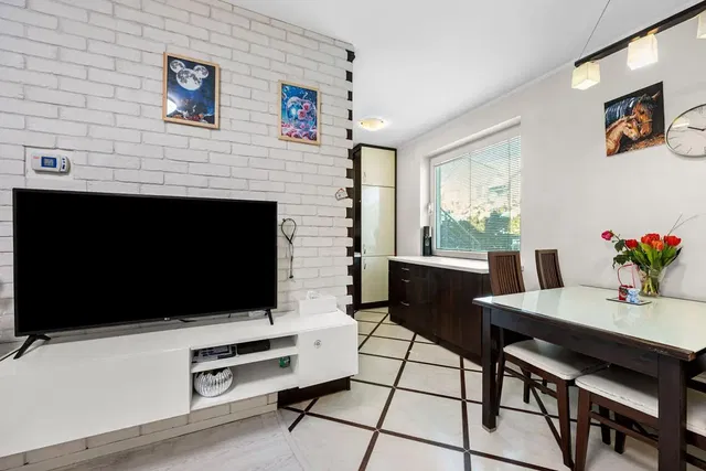 Кухиња; кухињски апарати, плочице, природно светло, модерни стил