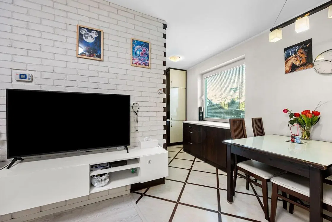 Кухиња; кухињски апарати, плочице, природно светло, модерни стил