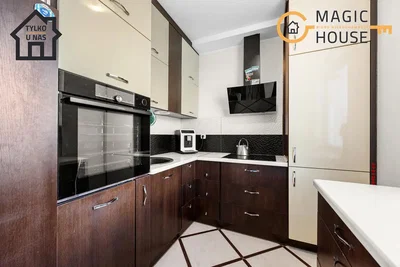 Кухиња; кухињски апарати, дрвени под, природно светло, модерни стил