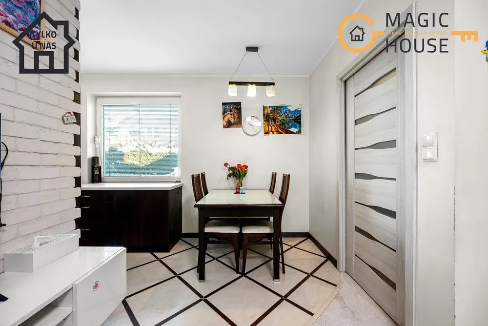 Кухиња; кухињски апарати, дрвени под, природно светло, модерни стил