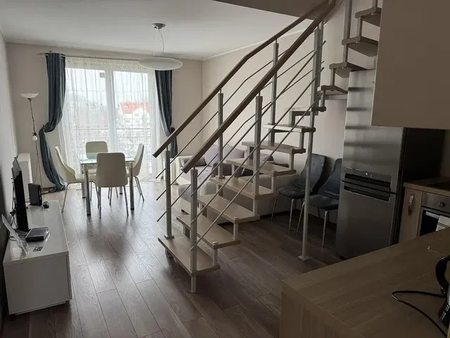 Кухиња; кухињски апарати, дрвени под, природно светло, модерни стил