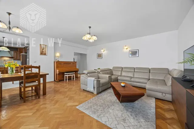 Дневна соба; дрвени под, природно светло, модерни стил