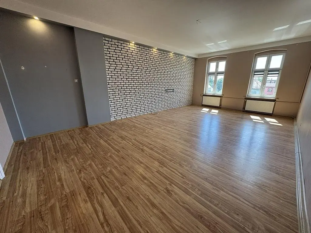 Küche; küchengeräte, holzboden, tageslicht, moderner stil