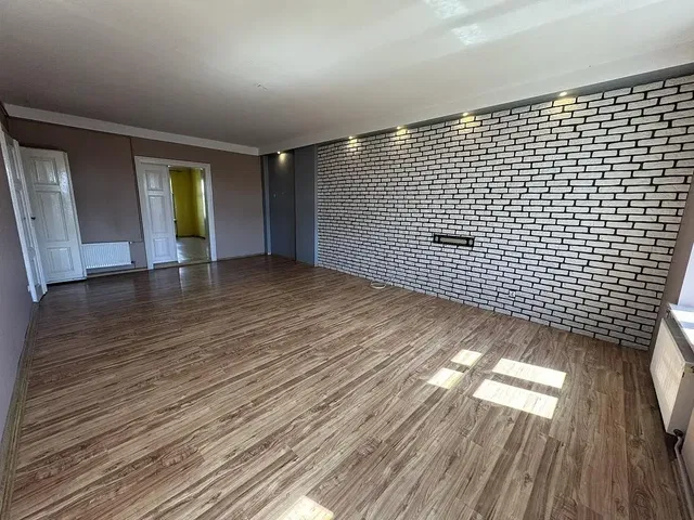 Küche; küchengeräte, holzboden, tageslicht, moderner stil