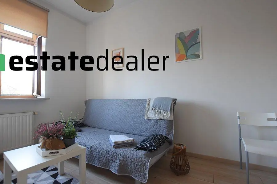 Cozinha; eletrodomésticos, chão de madeira, luz natural, estilo moderno