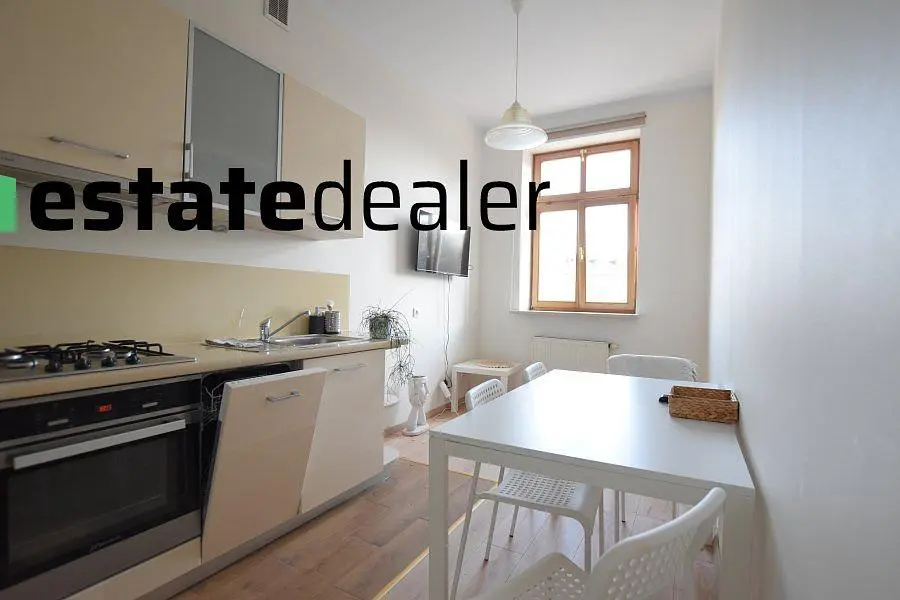 Cozinha; eletrodomésticos, chão de azulejo, luz natural, estilo moderno