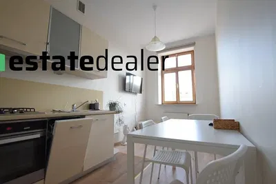 Cozinha; eletrodomésticos, chão de madeira, luz natural, estilo moderno