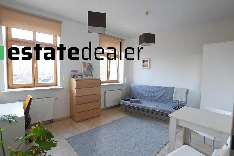 Cozinha; eletrodomésticos, chão de azulejo, luz natural, estilo moderno