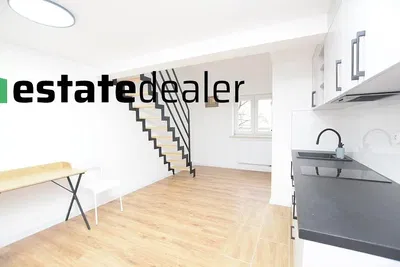 Obývací pokoj; dřevěná podlaha, přirozené světlo, moderní styl