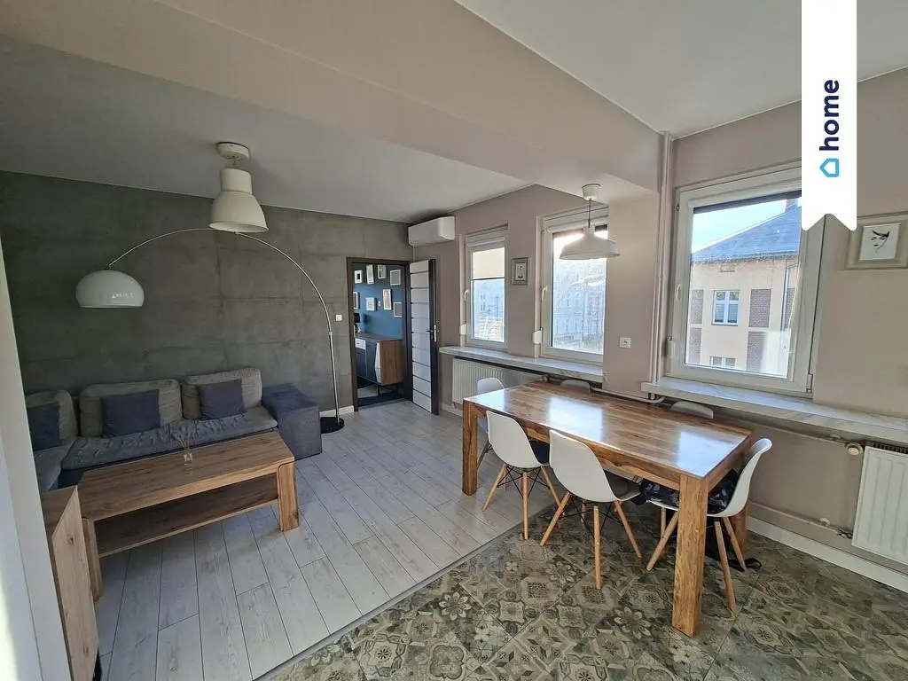 Cuisine; électroménager, parquet, lumière naturelle, style moderne