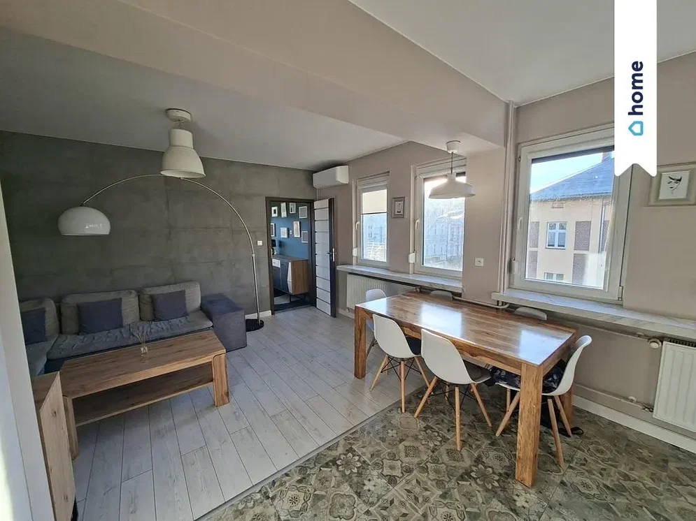 Cuisine; électroménager, parquet, lumière naturelle, style moderne