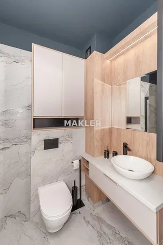 Cozinha; eletrodomésticos, chão de madeira, luz natural, estilo moderno