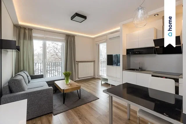 Кухиња; кухињски апарати, дрвени под, природно светло, модерни стил