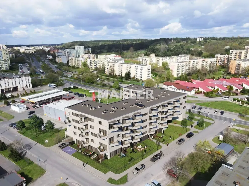 Кухиња; кухињски апарати, плочице, природно светло, модерни стил