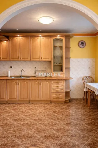 Küche; küchengeräte, holzboden, tageslicht, moderner stil