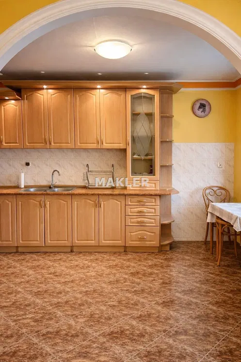 Küche; küchengeräte, holzboden, tageslicht, moderner stil