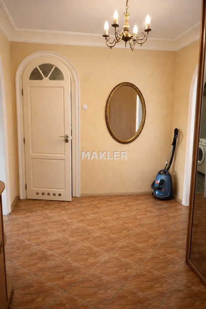 Küche; küchengeräte, holzboden, tageslicht, moderner stil