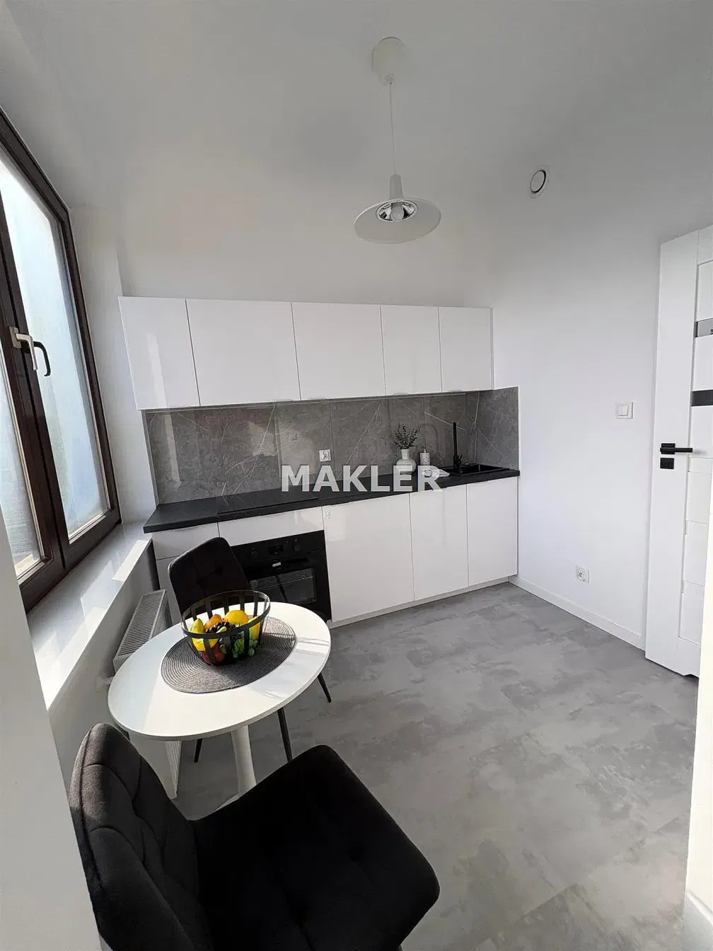 Kuchyně; kuchyňské spotřebiče, dřevěná podlaha, přirozené světlo, moderní styl