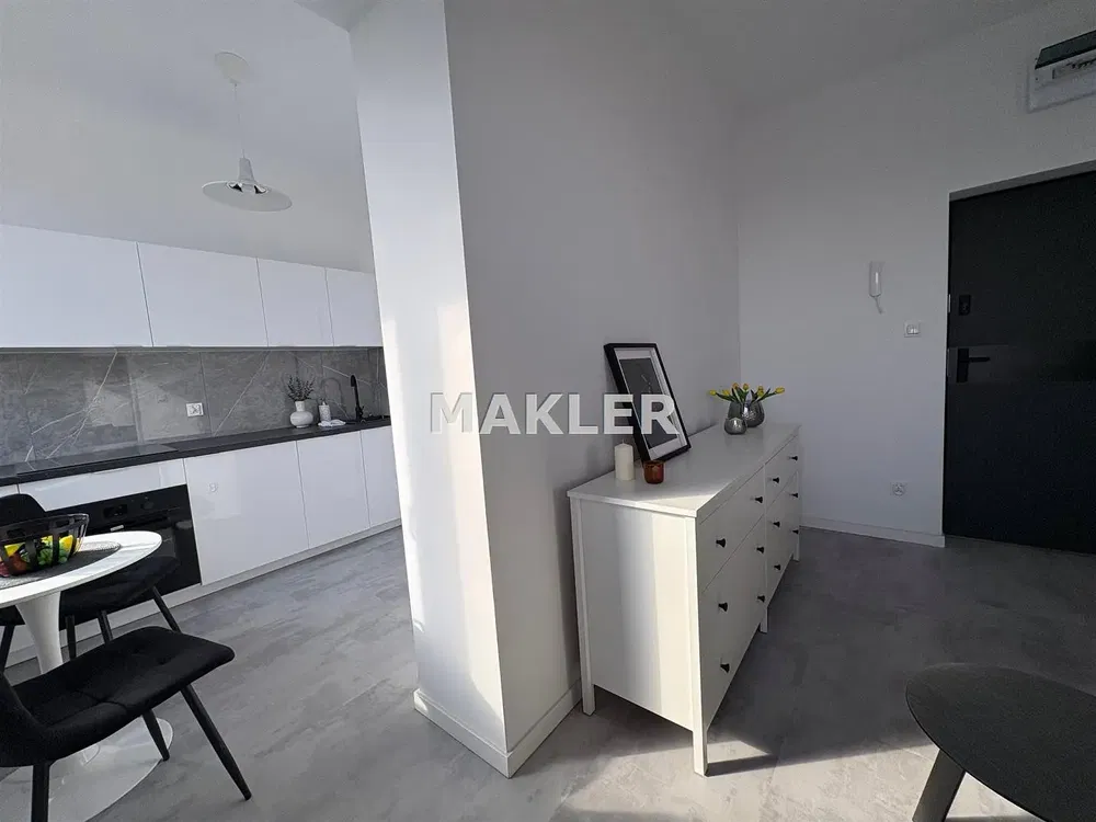 Kuchyně; kuchyňské spotřebiče, dřevěná podlaha, přirozené světlo, moderní styl