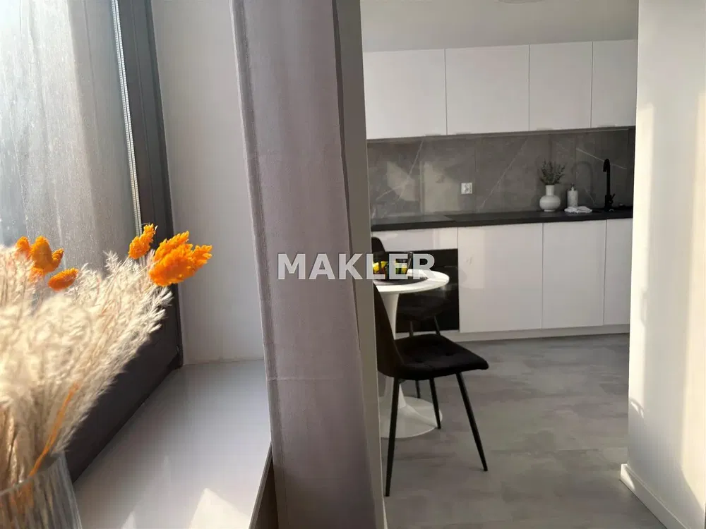 Obývací pokoj; dřevěná podlaha, přirozené světlo, moderní styl