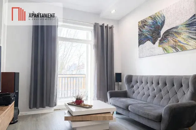 Küche; küchengeräte, holzboden, tageslicht, moderner stil