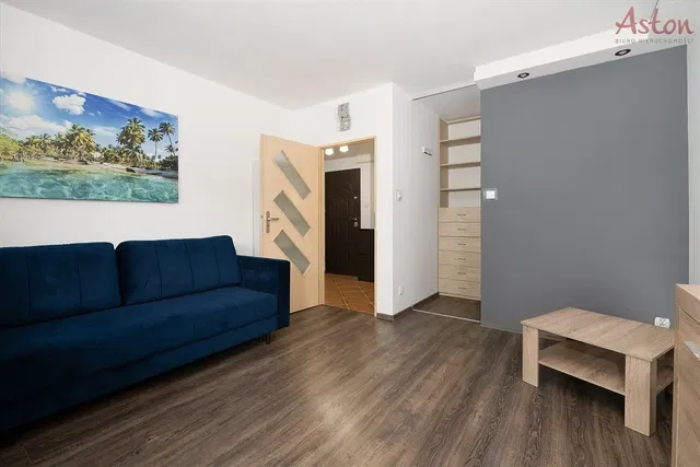 Cozinha; eletrodomésticos, chão de madeira, luz natural, estilo moderno