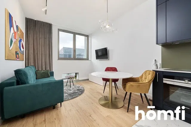 Kuchyně; kuchyňské spotřebiče, dřevěná podlaha, přirozené světlo, moderní styl