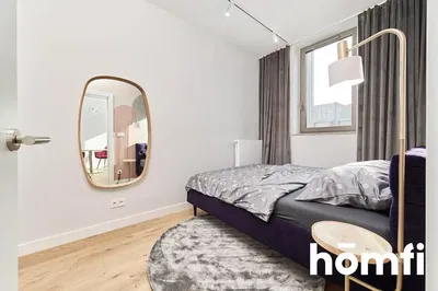 Kuchyně; kuchyňské spotřebiče, dřevěná podlaha, přirozené světlo, moderní styl