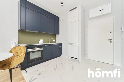 Kuchyně; kuchyňské spotřebiče, dřevěná podlaha, přirozené světlo, moderní styl